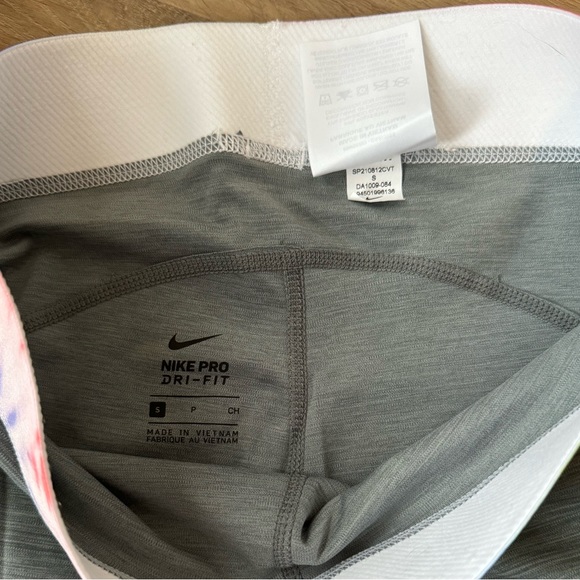 Nike Pro Drifit Leggings - Picture 2 of 3